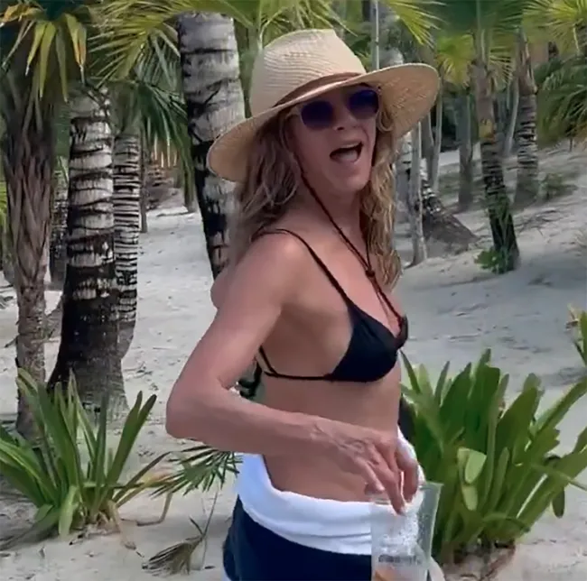 Jennifer Aniston retozó en la playa con sus amigos famosos durante sus vacaciones de verano.