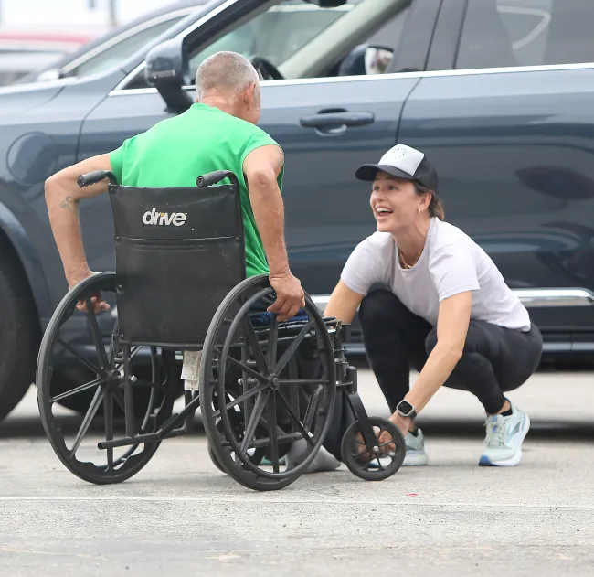 Jennifer Garner le regaló sus propios zapatos a un vagabundo en silla de ruedas.