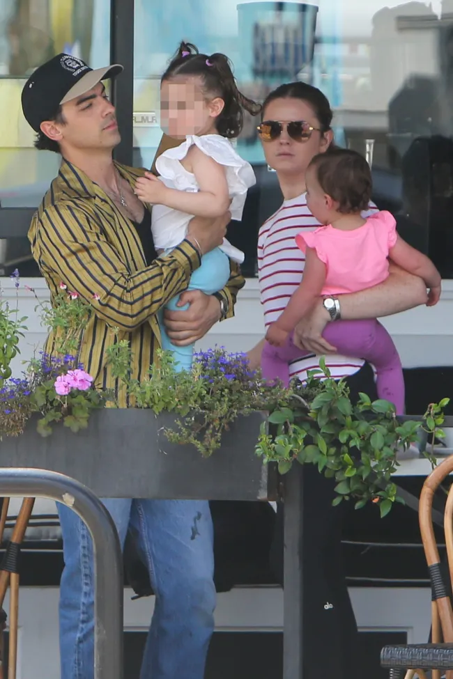 El miembro de los Jonas Brothers llevó a sus hijas pequeñas a desayunar.