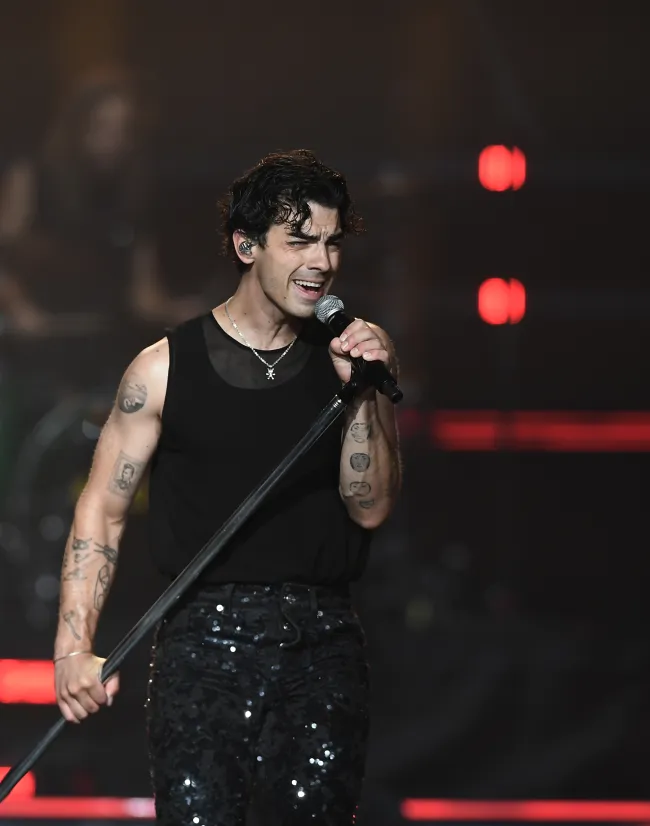 Joe Jonas “se quedó sin aliento” durante una actuación de “Little Bird” en medio de la demanda de Sophie Turner.