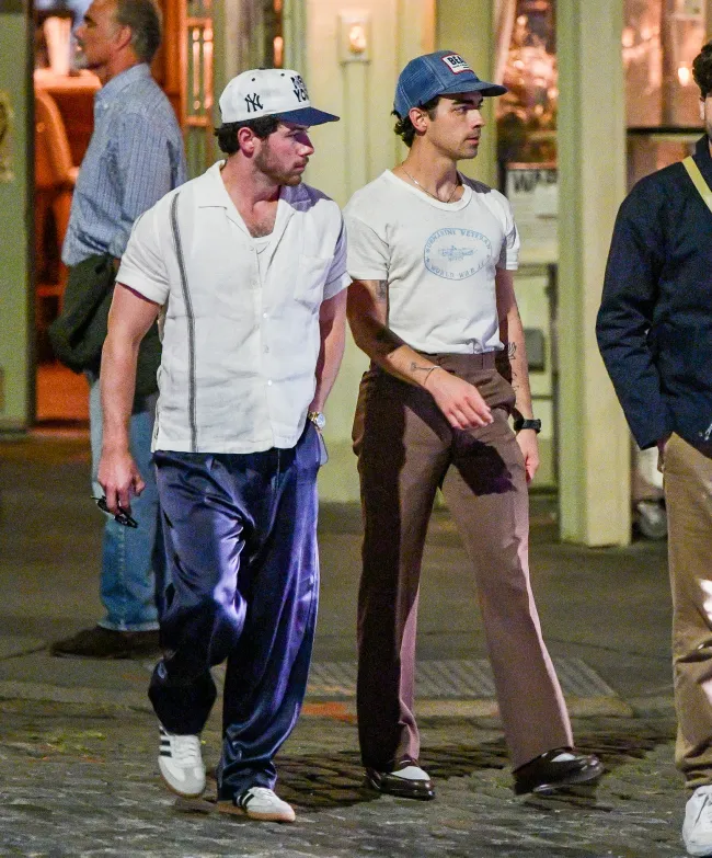 Joe Jonas y su hermano menor, Nick Jonas, salieron a Nueva York en medio del drama de su divorcio con Sophie Turner.
