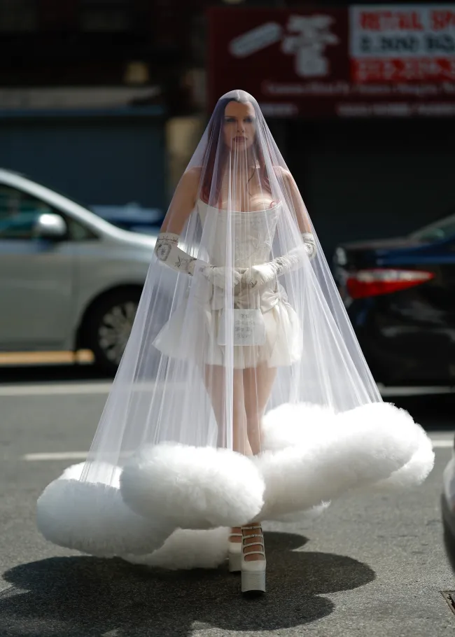 Julia Fox lució un conjunto de novia blanco cuando acudió el martes a la Semana de la Moda de Nueva York.