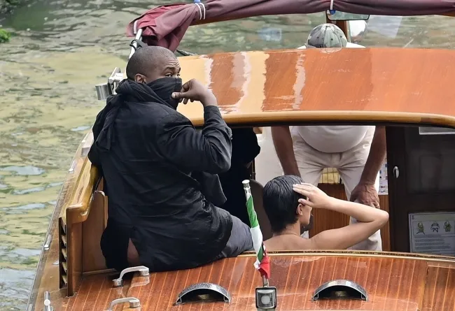 Kanye West y Bianca Censori han sido prohibidos por la compañía de barcos después de que expuso su trasero en un taxi del río Venecia la semana pasada.