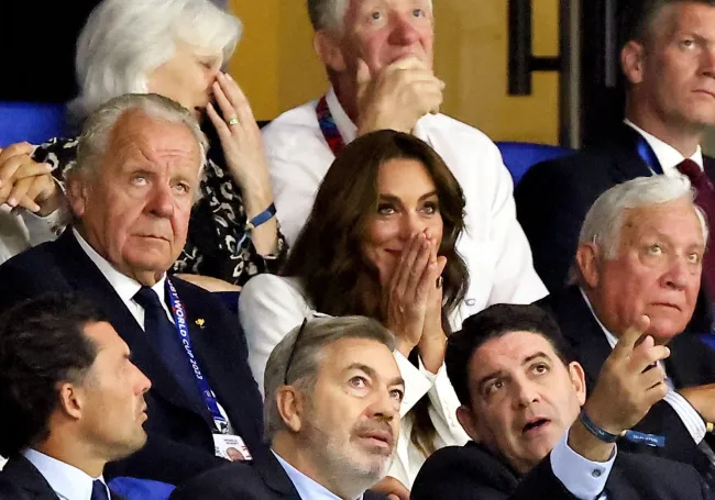 La patrona del rugby parecía nerviosa en un momento del juego mientras reaccionaba a la acción.