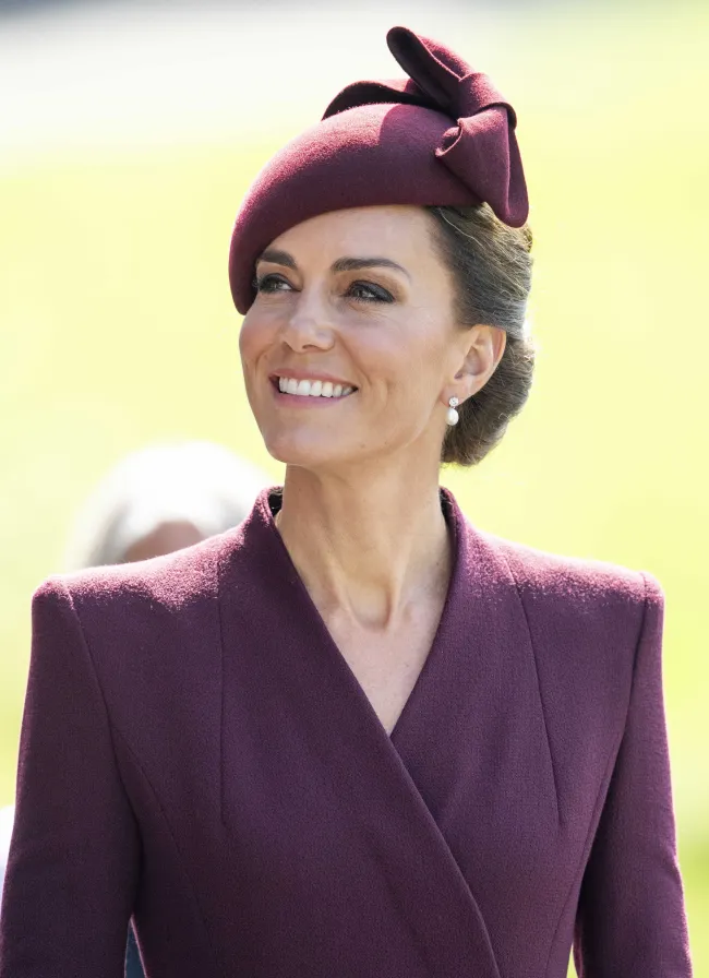 Kate Middleton lucía radiante con los aretes de la difunta reina en el primer aniversario de la muerte de la reina Isabel.