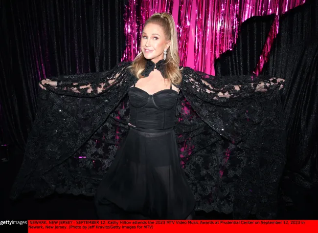 Kathy Hilton lució un conjunto completamente negro para los MTV VMA 2023 del martes por la noche.