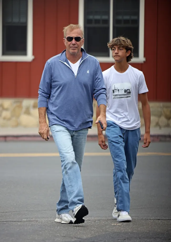 Kevin Costner fue visto con uno de sus hijos luego de su victoria en la manutención infantil.