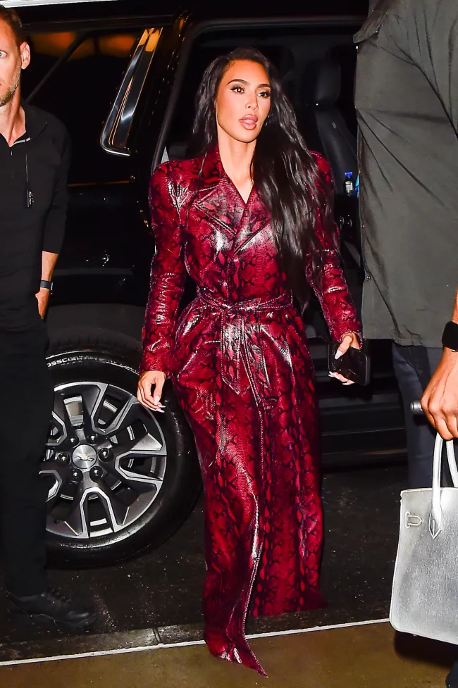 Kim Kardashian salió durante la NYFW el lunes con una sexy gabardina de piel de serpiente.