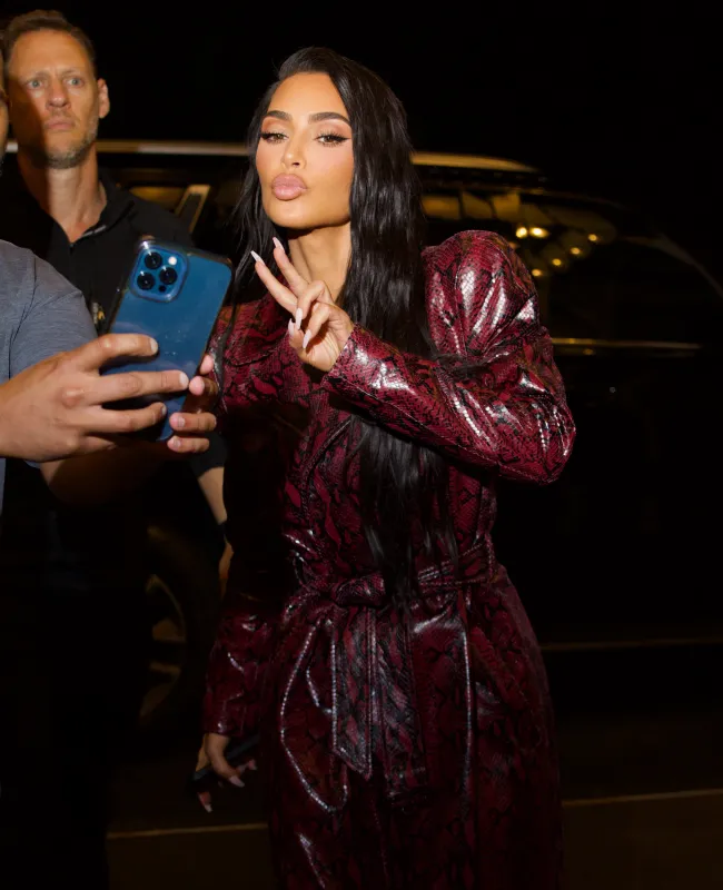 La estrella de “Kardashians” se detuvo para tomarse una selfie con un fan.