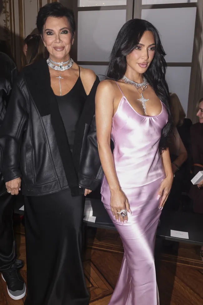 Kim Kardashian llegó a la Semana de la Moda de París el viernes con su mamá Kris Jenner.