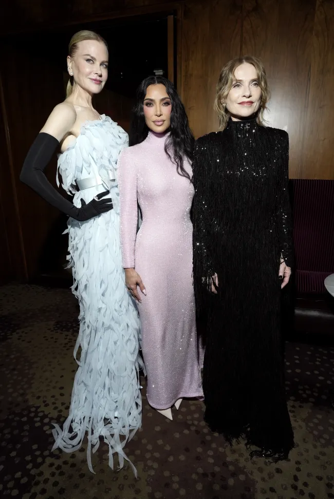 Kim asistió a la cena repleta de estrellas junto a Nicole Kidman e Isabelle Huppert.