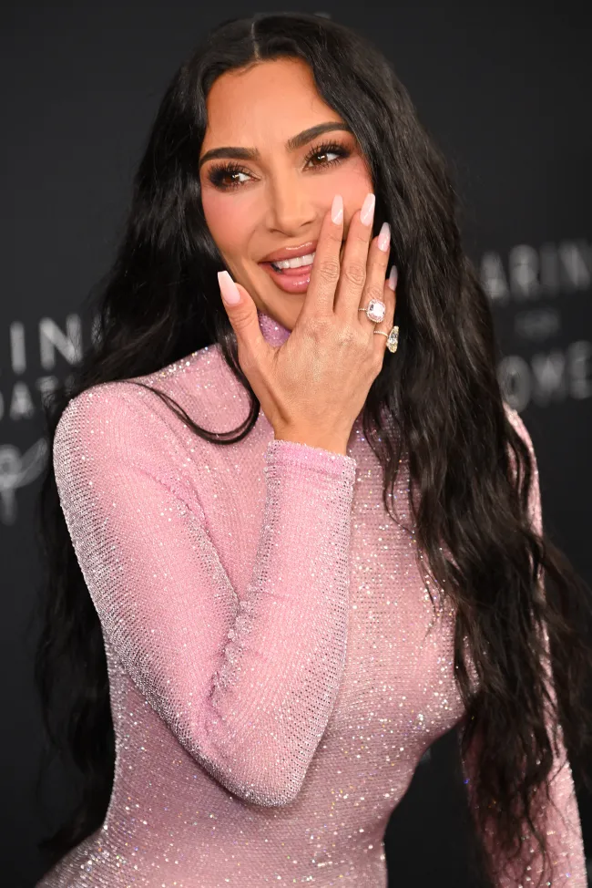 La estrella de “Kardashians” mantuvo su maquillaje en rosa pastel con mucho rubor para combinar con el vestido personalizado.