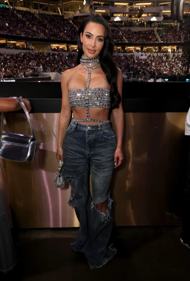 Kim brilló con un atrevido top y jeans.