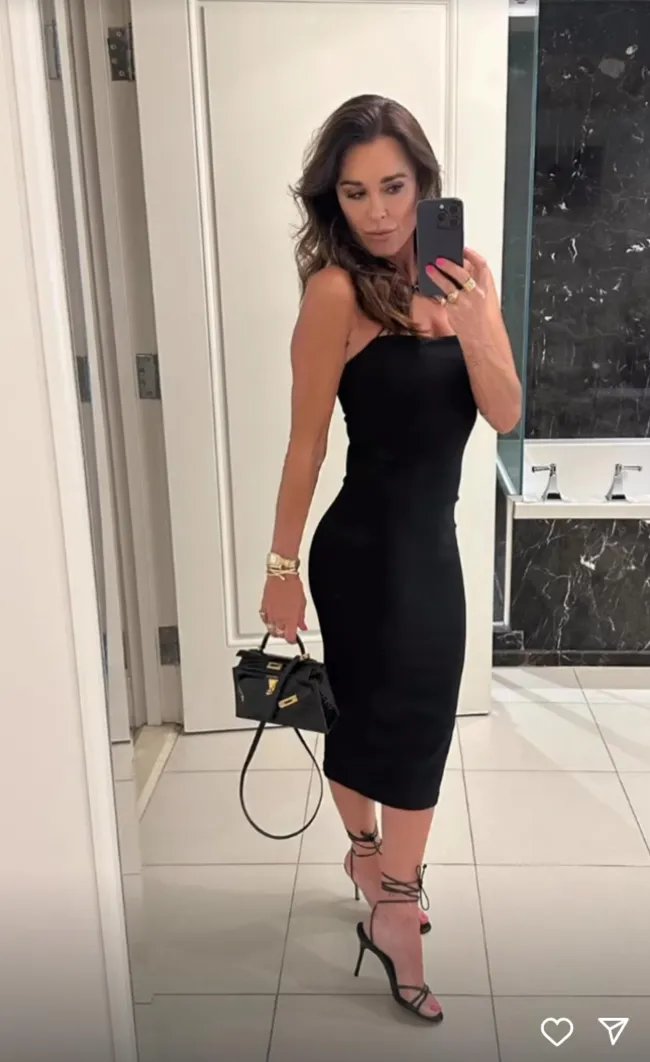 Kyle Richards compartió una foto sexy con un pequeño vestido negro en Instagram el jueves.