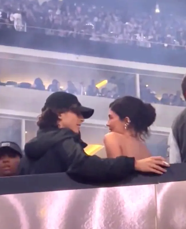 Jenner abrazó a su nuevo novio, Timothée Chalamet, durante el espectáculo.