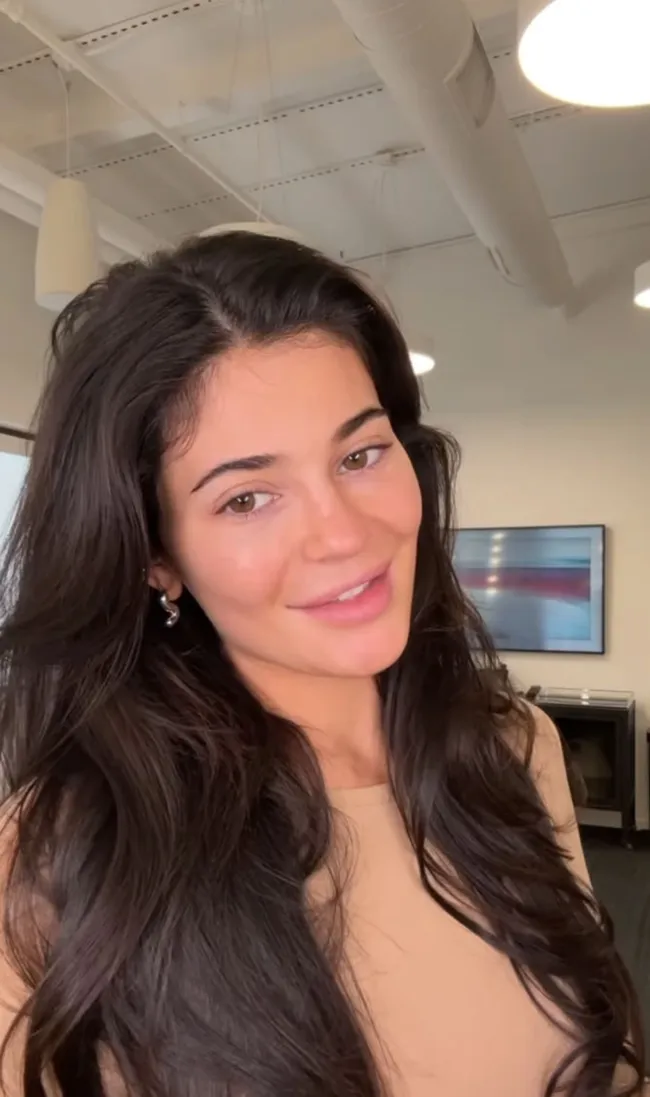 Kylie Jenner optó por un look sin maquillaje en su último video.