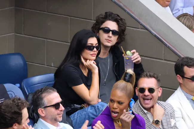 Jenner lució informal con una camiseta negra durante una cita con Chalamet en el US Open.