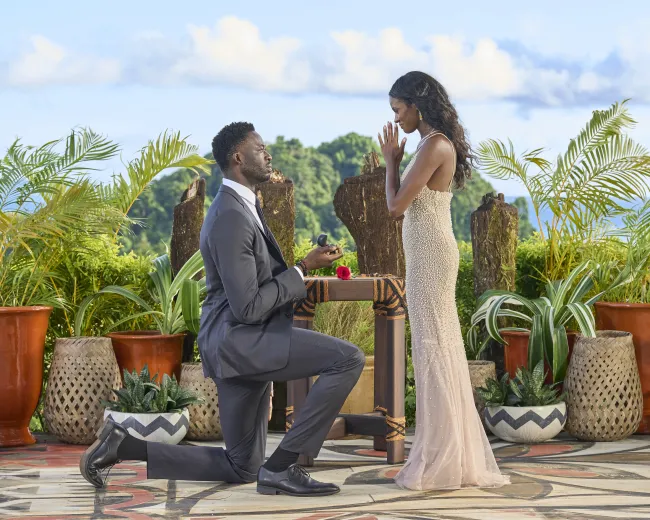 Olubeko le propuso matrimonio a Lawson en el final de la temporada 20 de “The Bachelorette”.