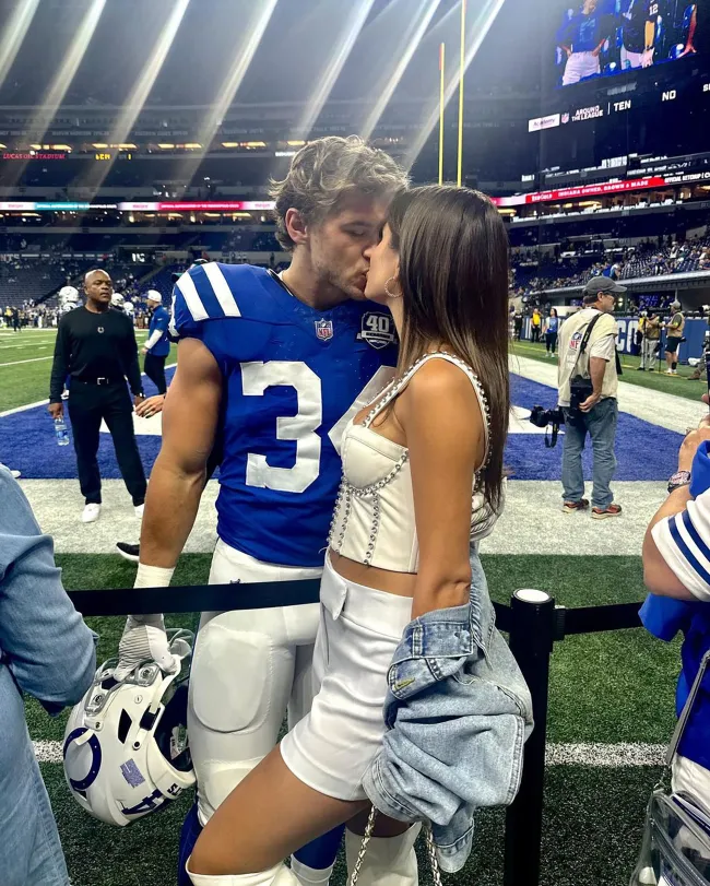 La alumna de “Bachelor”, Hannah Ann Sluss, besó a su prometido estrella de la NFL, Jake Funk, en el primer partido de temporada de los Indianapolis Colts durante el fin de semana.