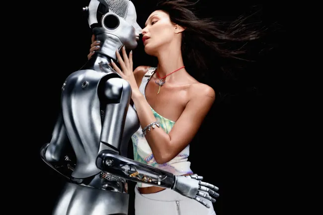 Hadid se pone caliente y pesado con un robot en la campaña.