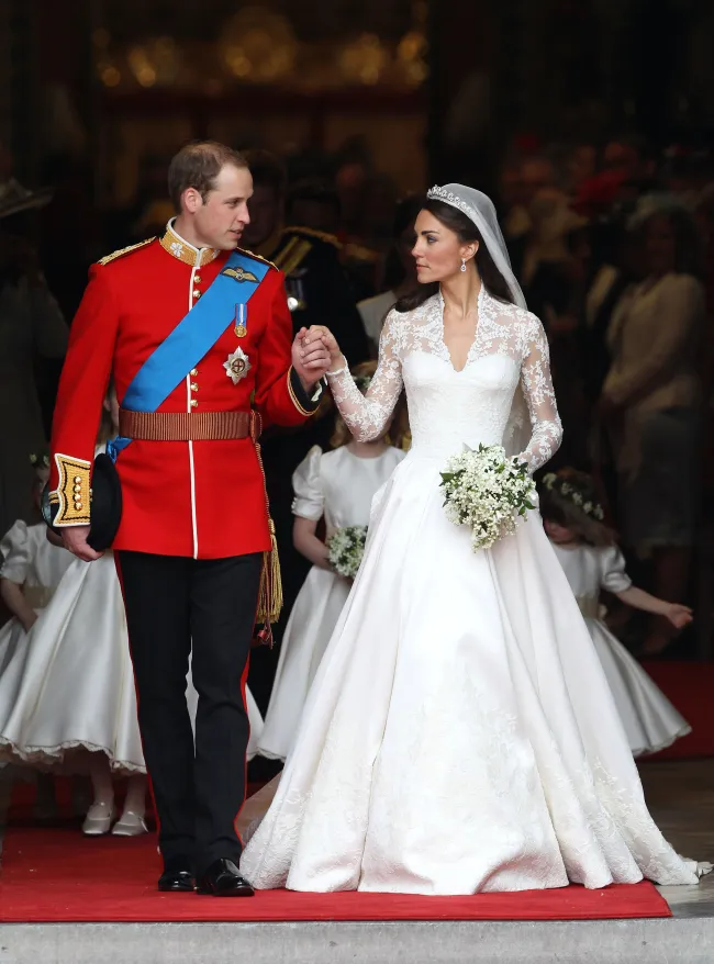 La directora creativa Sarah Burton, quien diseñó el vestido de boda real de la Princesa de Gales en 2011, abandona Alexander McQueen después de más de dos décadas.