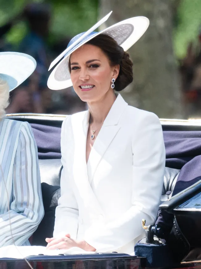 La Princesa de Gales lució un look blanco de McQueen para Trooping the Color 2022.