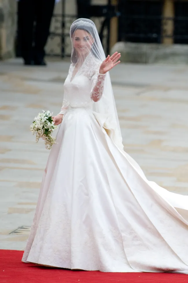 El vestido de novia de la realeza diseñado por Burton fue copiado instantáneamente por novias de todo el mundo.