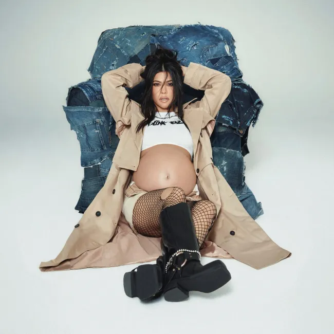 Kourtney Kardashian les dio a sus fanáticos un vistazo a su nueva línea con el minorista de moda rápida Boohoo en Instagram el lunes.