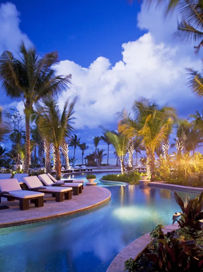 Paulson está acusado de pagar un precio “artificial” por un condominio en el St. Regis Bahia Beach Resort en Puerto Rico.