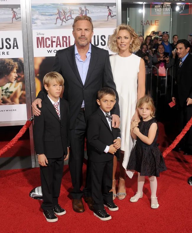 Baumgartner, que comparte hijos Cayden y Hayes, además de su hija Grace con el actor de “Yellowstone”, solicitó el divorcio después de 18 años de matrimonio el 1 de mayo.