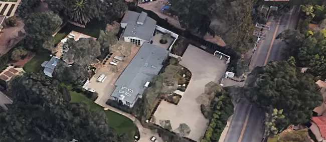 Sin embargo, la modelo se quejó de que la casa no se comparaba con la propiedad de un millón de dólares frente al mar de Costner.