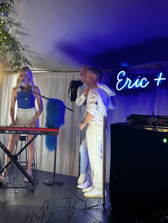 Debbie Gibson actuó en la boda de Eric Lemonides y Lee Felty en Hamptons.