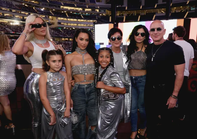 Khloé Kardashian, Penélope Disick, Kim Kardashian, North West, Kris Jenner, Lauren Sánchez y Jeff Bezos festejaron juntos en el concierto de Beyoncé el lunes por la noche.