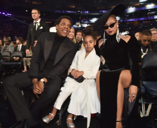 Beyoncé y su esposo Jay-Z en la foto con su hija mayor, Blue Ivy, que ahora tiene 11 años.