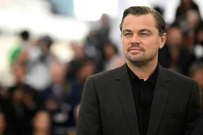 DiCaprio no apareció para asistir al desfile de moda, protagonizado por sus aventuras anteriores y actuales.