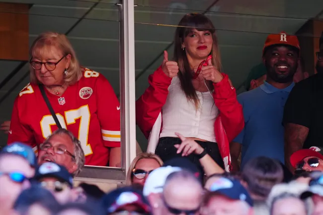 Taylor Swift se sentó junto a la madre de Kelce, Donna, durante el partido del domingo.