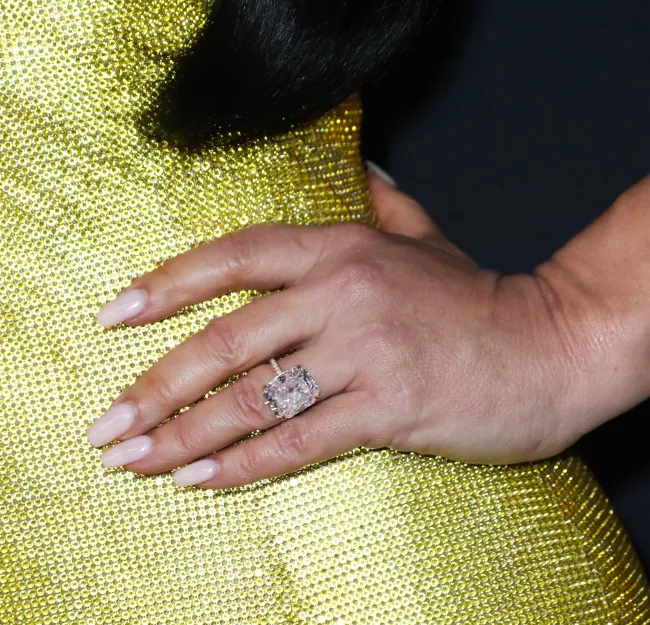 Sánchez mostró su anillo de diamantes de 20 quilates, valorado en 2,5 millones de dólares.