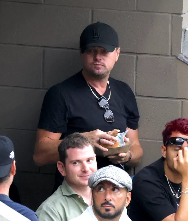 DiCaprio intentó mantenerse fuera del centro de atención con un conjunto completamente negro.