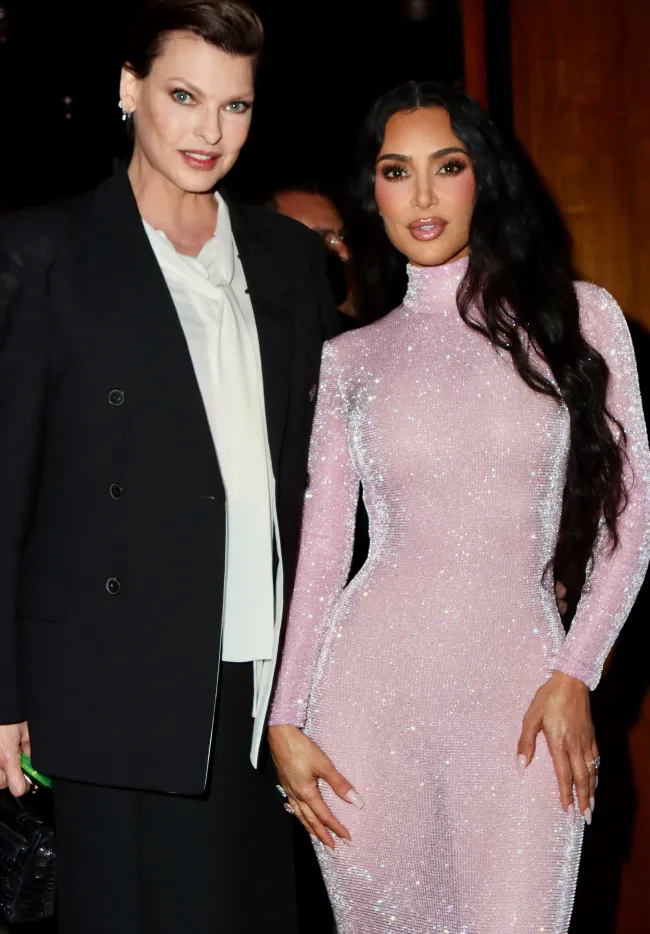 La estrella de la pasarela posó con Kim Kardashian en la cena.