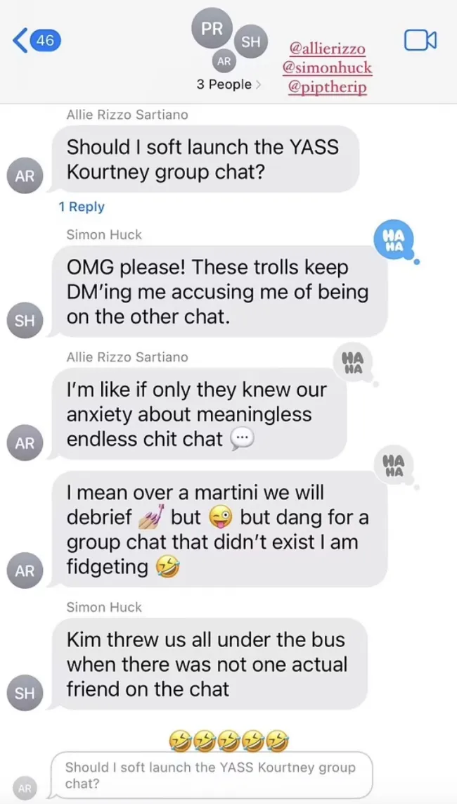 Kourtney Kardashian publicó una captura de pantalla de una conversación de texto entre ella y sus amigos Simon Huck, su esposo Phil Riportella y Allie Rizzo Sartiano.
