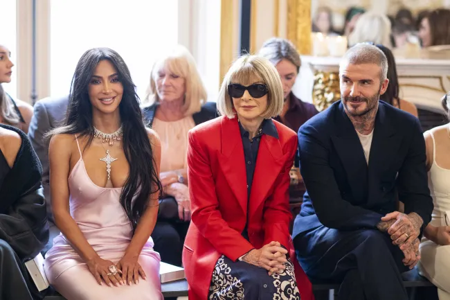 Los fanáticos pensaron erróneamente que Anna Wintour se levantó para cambiar de asiento después de que Kim Kardashian se sentara a su lado en el desfile de moda de Victoria Beckham en París.