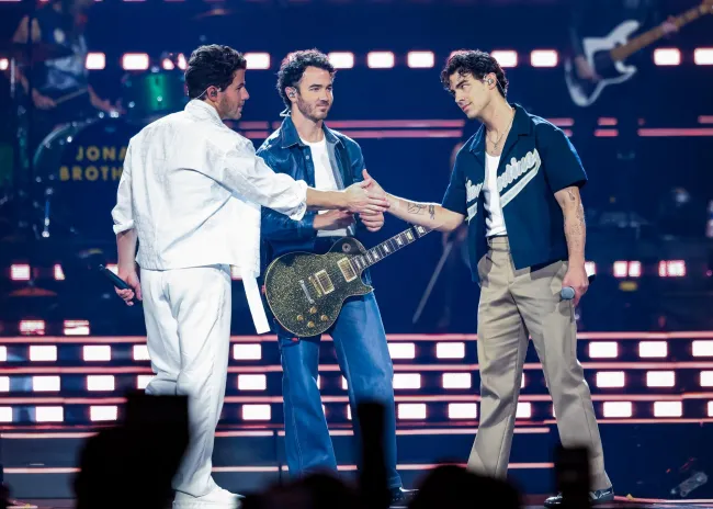 Joe Jonas recibió un abrazo de sus hermanos, Nick y Kevin, mientras cantaba por primera vez desde que solicitó el divorcio de Sophie Turner.