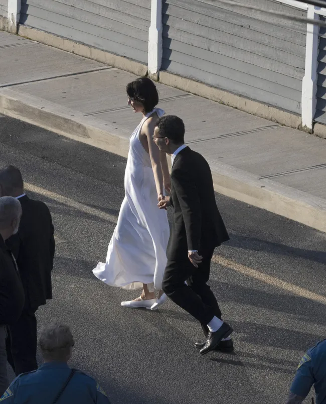 Qualley deslumbró con un vestido blanco sin mangas, mientras que Antonoff optó por un clásico esmoquin negro.