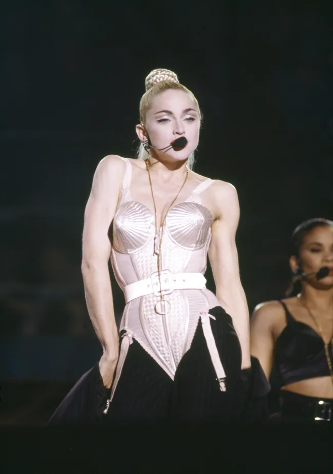 Madonna ha lucido bustiers en varios estilos desde el principio de su carrera.