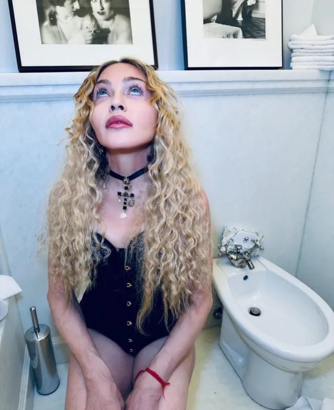 Madonna ha estado haciendo alarde de su estilo en Instagram últimamente, combinando sus corsés negros con collares cruzados.
