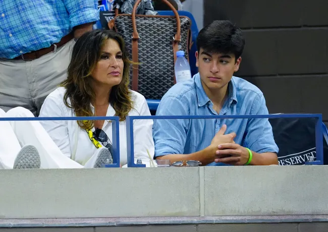 Mariska Hargitay fue vista en la cancha del US Open con su hijo mayor, August.