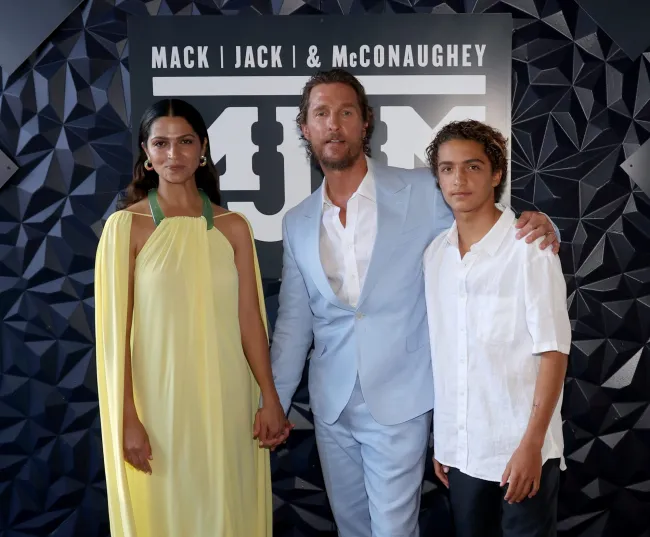 Matthew McConaughey se aseguró de contarle a su hijo adolescente los lados bueno, malo y feo de las redes sociales antes de permitirle unirse en su cumpleaños número 15.