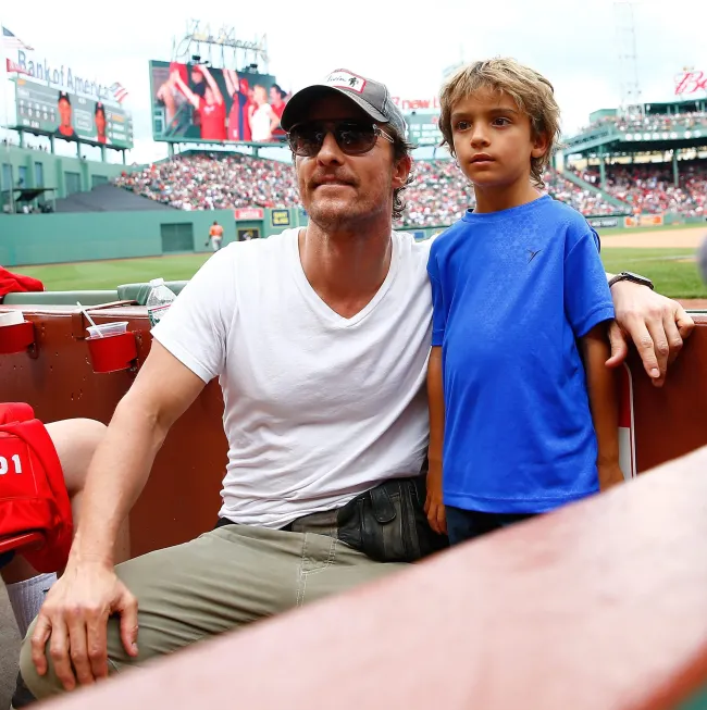 El ganador del Oscar, fotografiado con su hijo Levi en 2014, finalmente cedió y dejó que su hijo creara una cuenta en las redes sociales en julio.