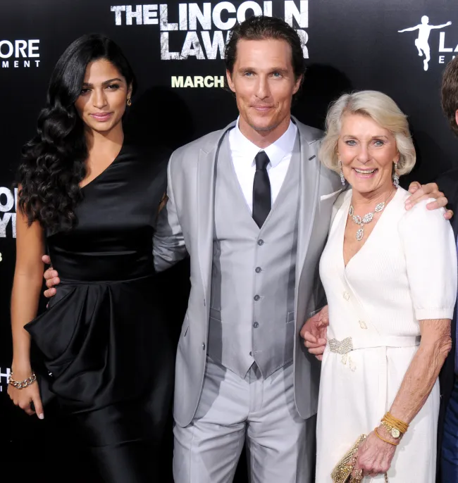 Matthew McConaughey confirmó que su ahora esposa, Camila Alves, tuvo que iniciarse en su familia.