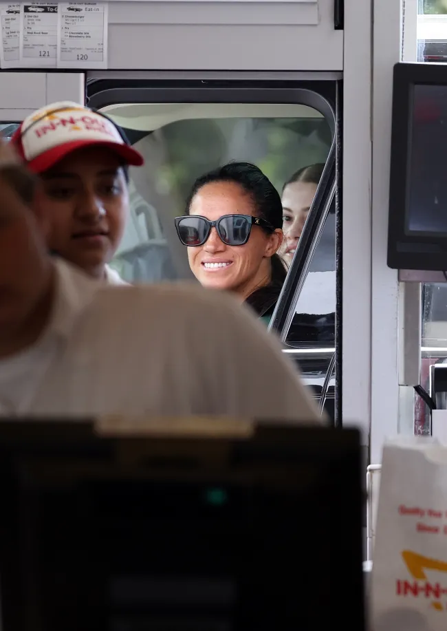 Meghan Markle llegó al autoservicio en In-N-Out Burger en Goleta, California, el domingo.